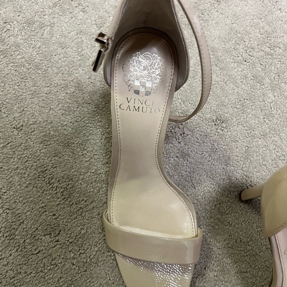 Vince Comuto! Like New!! Natural color/ patent leather sandals. 7.5 Worn twice. - Picture 5 of 8
